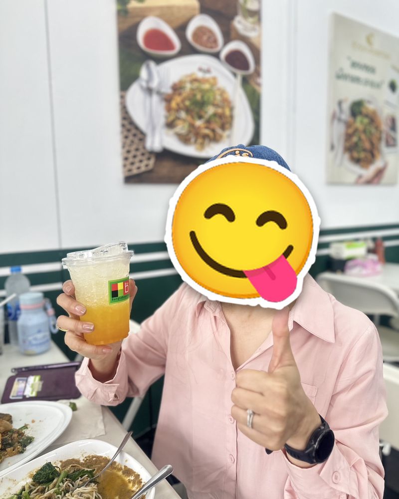 ลูกค้าที่มาทานร้านสุวรรณหอยทอด (ยกนิ้วให้เลย 👍) ปิดหน้าด้วยสติกเกอร์
