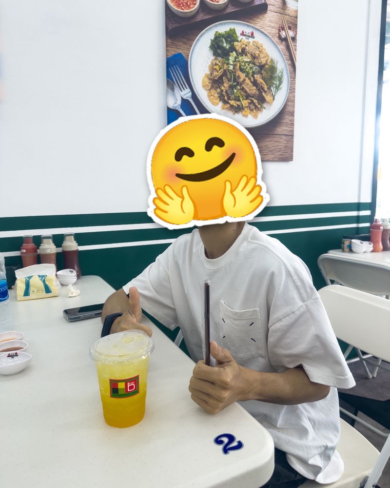 ลูกค้าที่มาทานร้านสุวรรณหอยทอด (ยกนิ้วให้สองมือ 👍) ปิดหน้าด้วยสติกเกอร์