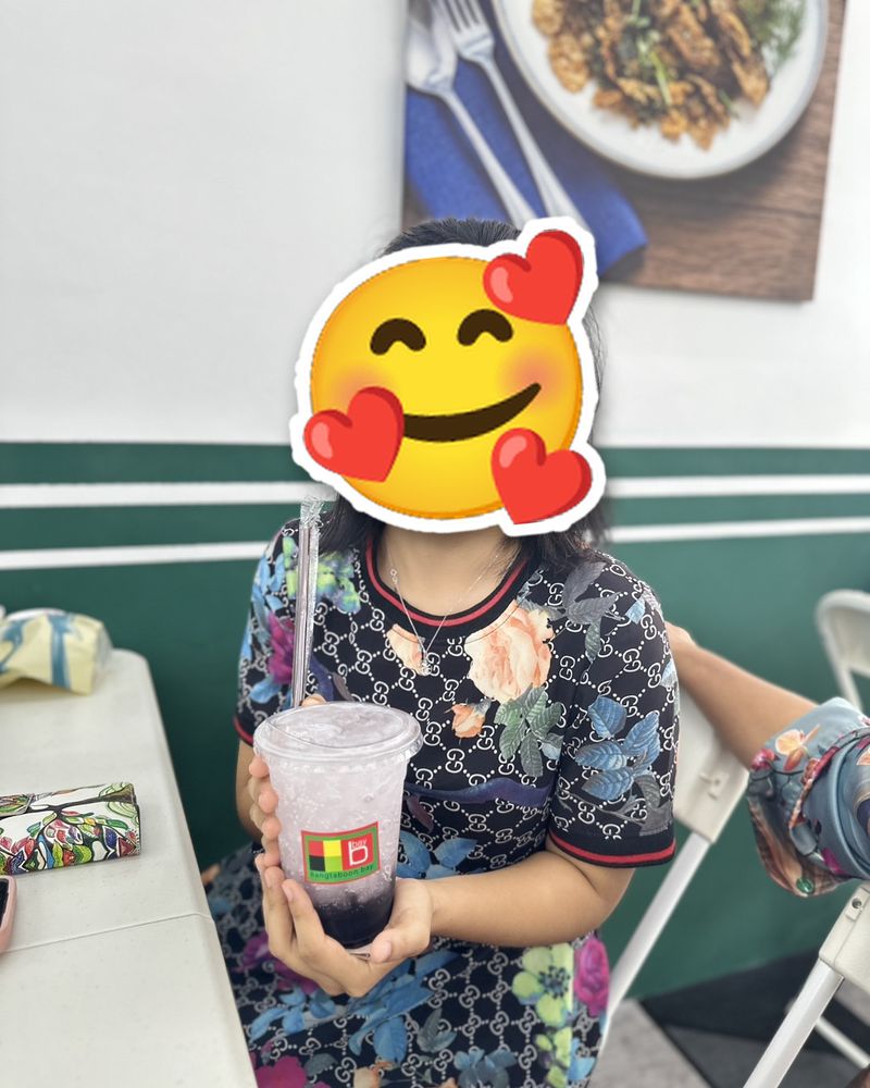 ลูกค้าที่มาทานร้านสุวรรณหอยทอด (ยิ้มแก้มปริ) ปิดหน้าด้วยสติกเกอร์