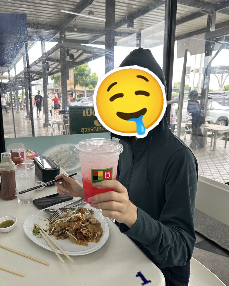 ลูกค้าที่มาทานร้านสุวรรณหอยทอด (หอยทอดกรอบ ๆ) ปิดหน้าด้วยสติกเกอร์