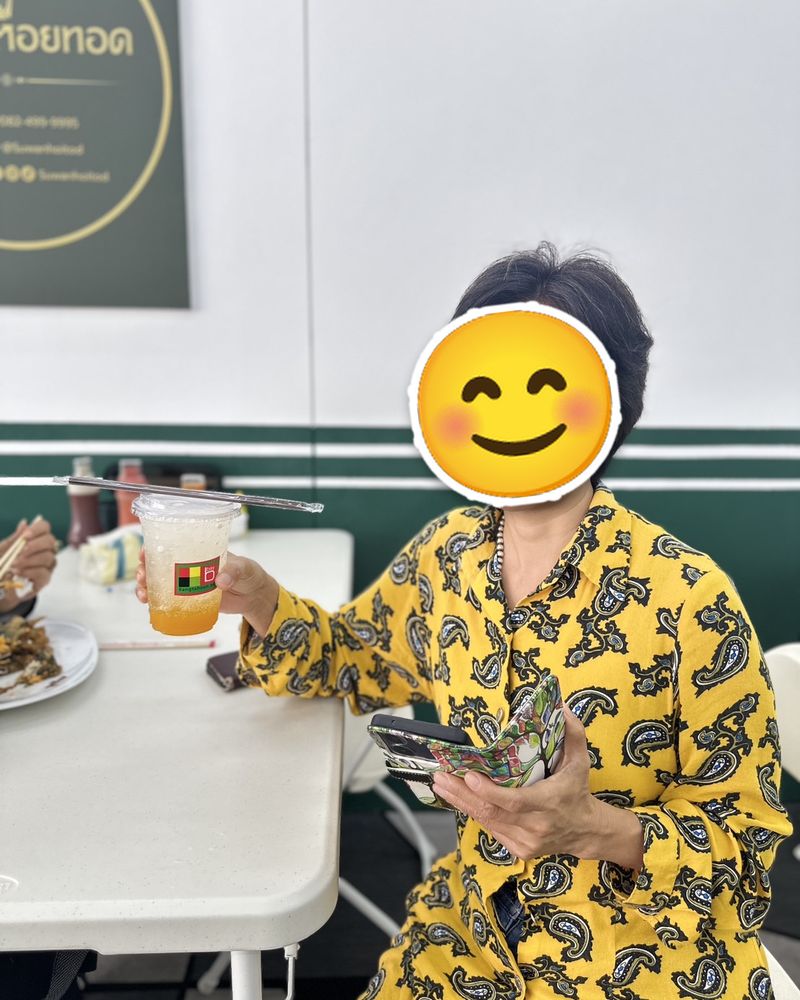 ลูกค้าที่มาทานร้านสุวรรณหอยทอด (เครื่องดื่มเย็น ๆ) ปิดหน้าด้วยสติกเกอร์