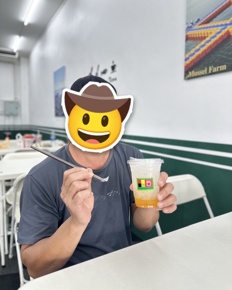 ลูกค้าที่มาทานร้านสุวรรณหอยทอด (ใต้รูปฟาร์มหอย) ปิดหน้าด้วยสติกเกอร์