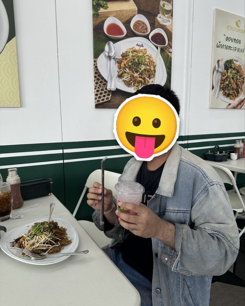 ลูกค้าที่มาทานร้านสุวรรณหอยทอด (อิ่มอร่อยเต็มจาน) ปิดหน้าด้วยสติกเกอร์