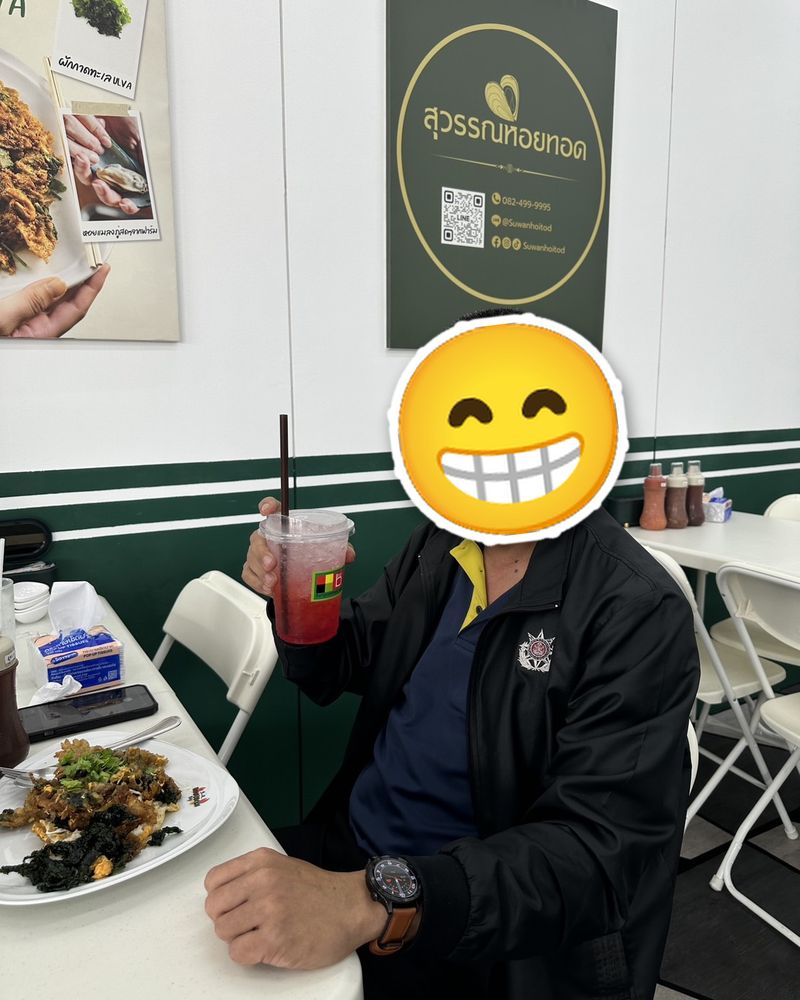 ลูกค้าที่มาทานร้านสุวรรณหอยทอด (ใต้ป้ายร้านสุวรรณ) ปิดหน้าด้วยสติกเกอร์