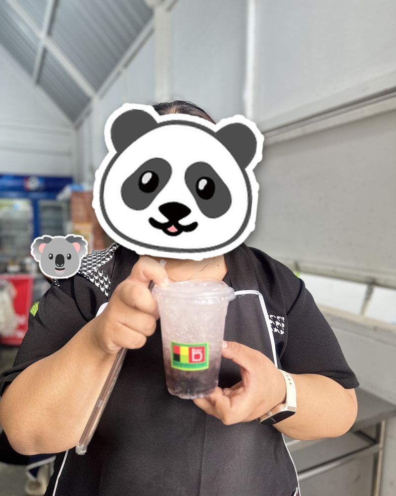 ลูกค้าที่มาทานร้านสุวรรณหอยทอด (ชูแก้วให้ดู) ปิดหน้าด้วยสติกเกอร์