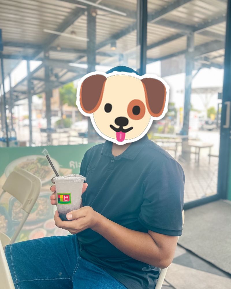 ลูกค้าที่มาทานร้านสุวรรณหอยทอด (นั่งชิลริมกระจก) ปิดหน้าด้วยสติกเกอร์