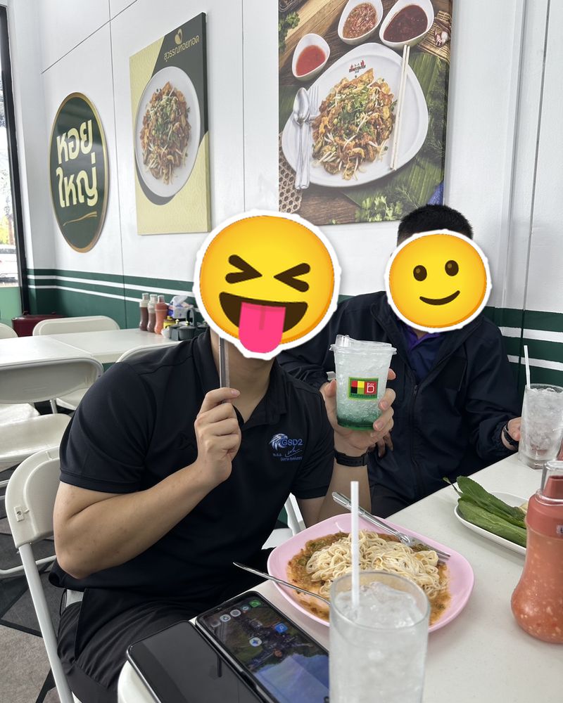 ลูกค้าที่มาทานร้านสุวรรณหอยทอด (มากันเป็นแก๊ง) ปิดหน้าด้วยสติกเกอร์