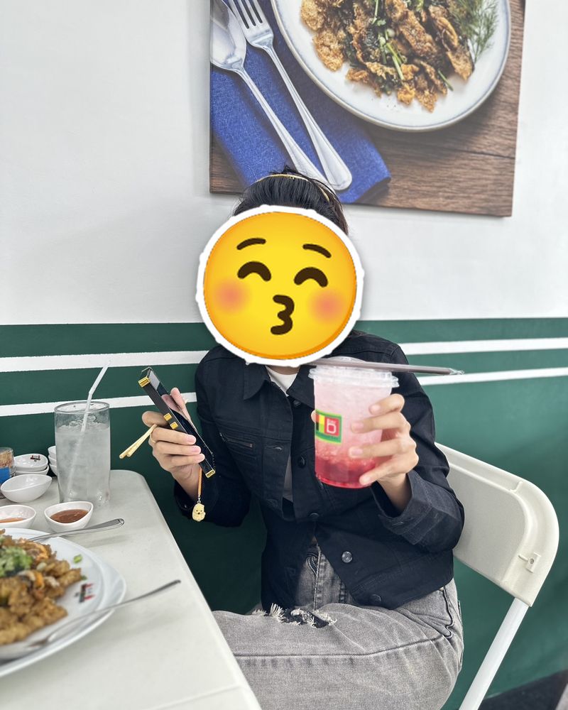 ลูกค้าที่มาทานร้านสุวรรณหอยทอด (พักกินหอยทอด) ปิดหน้าด้วยสติกเกอร์